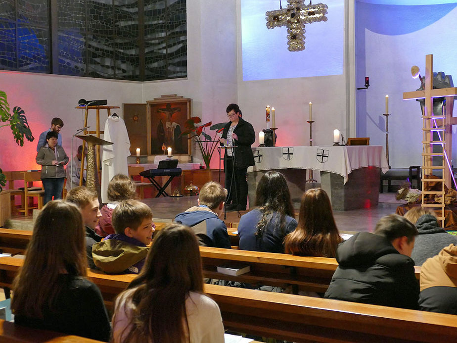 Firmvorbereitung mit Tauferinnerungsgottesdienst in St. Maria, Wolfhagen (Foto: Karl-Franz Thiede)